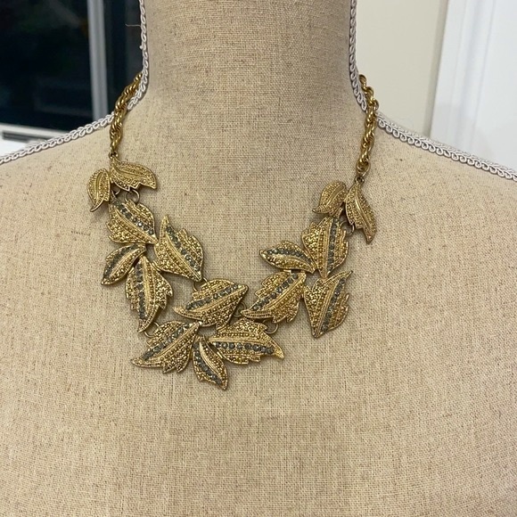 Gray Marcasite and gold tone necklace - Picture 4 of 9